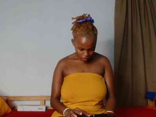 BlondQ2003 Live Webcam on BongaCams