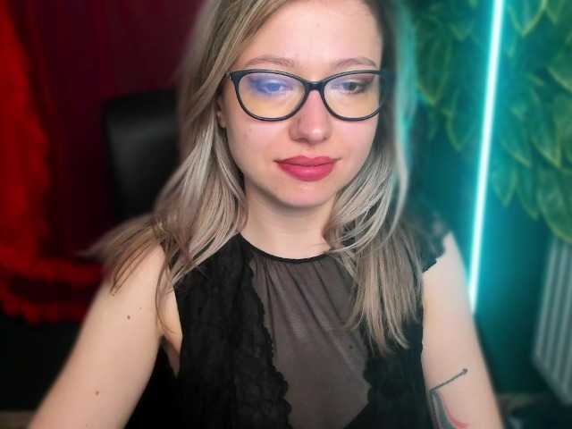 xxHeidiLove's BongaCams show and profile