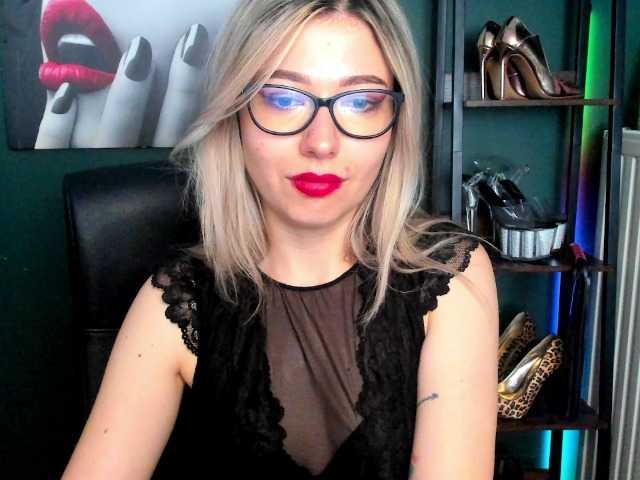 xxHeidiLove live cam on UnifiedCams