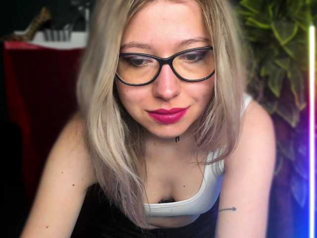 xxHeidiLove's BongaCams show and profile