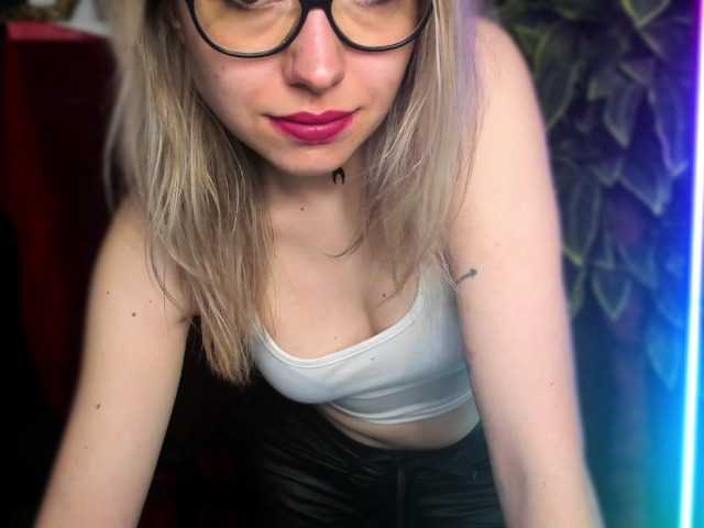 xxHeidiLove's BongaCams show and profile