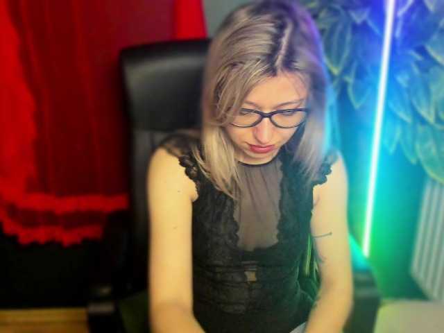 xxHeidiLove's BongaCams show and profile