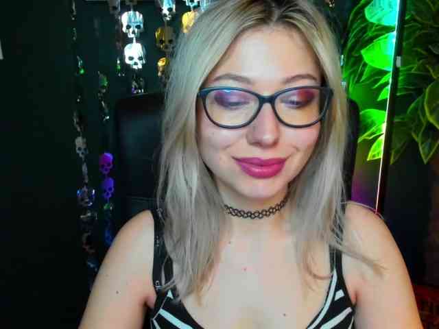 xxHeidiLove bongacams