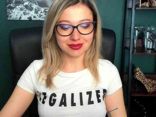 xxHeidiLove webcam