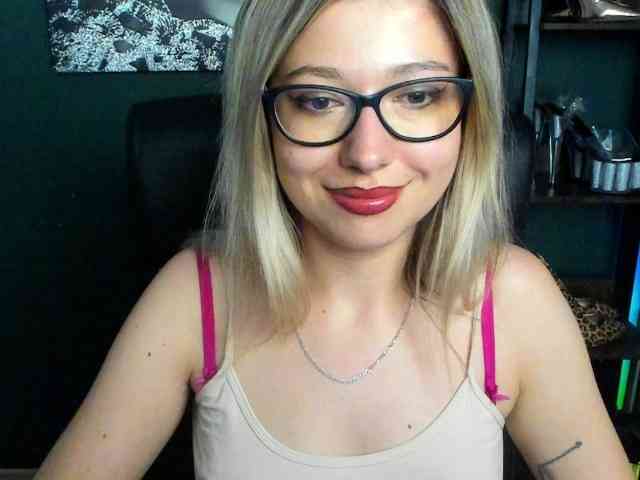 xxHeidiLove webcam