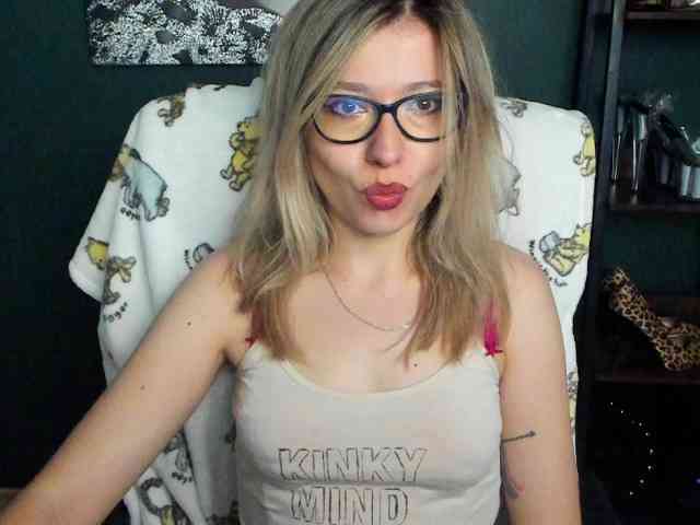 xxHeidiLove webcam