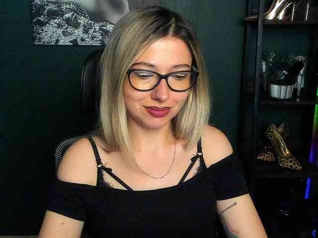 xxHeidiLove webcam