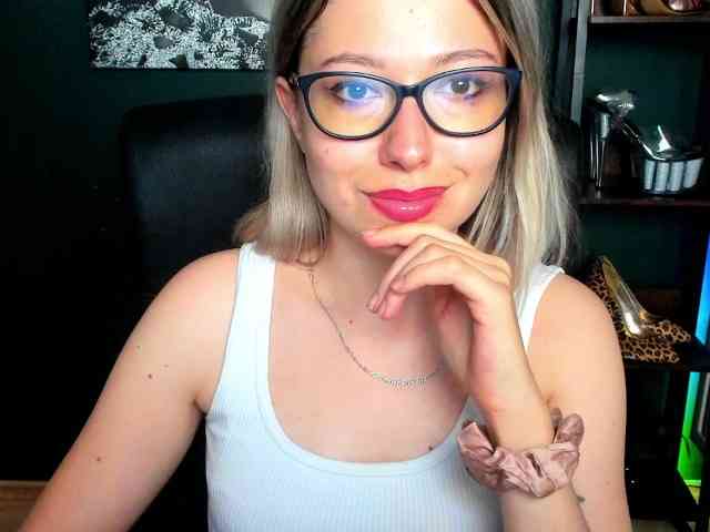 xxHeidiLove webcam