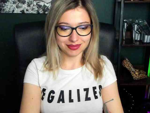 xxHeidiLove webcam