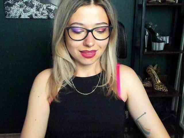 xxHeidiLove webcam