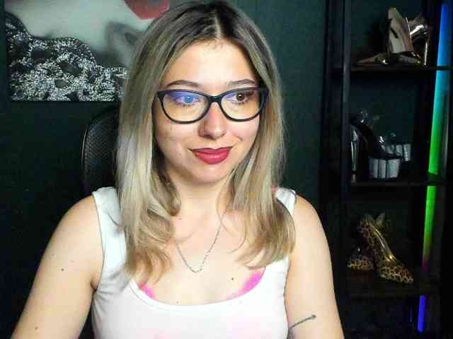 xxHeidiLove webcam