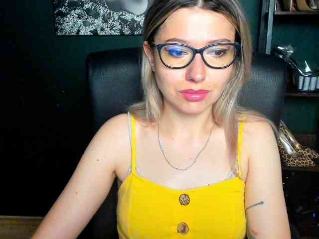 xxHeidiLove webcam