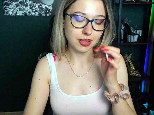 xxHeidiLove webcam