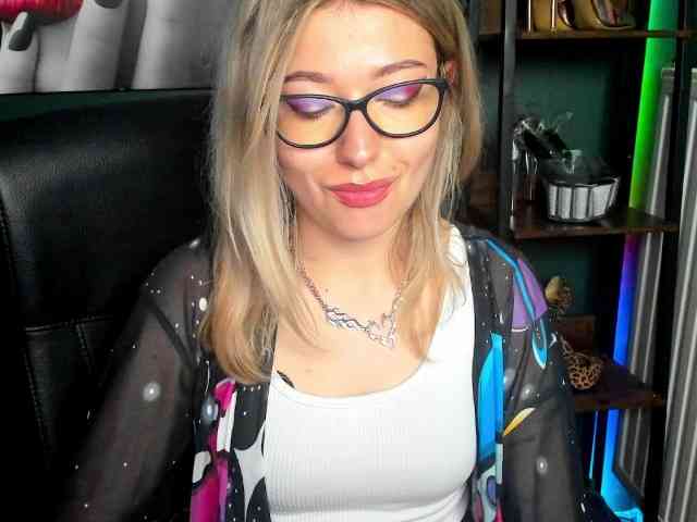 xxHeidiLove webcam