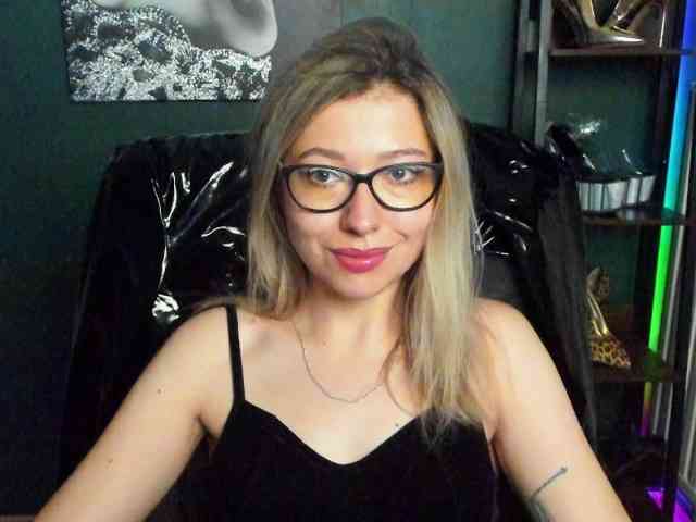 xxHeidiLove webcam
