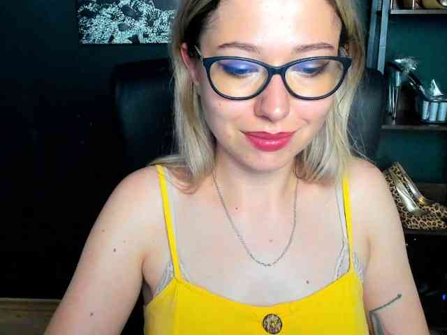 xxHeidiLove webcam