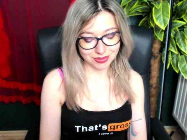 xxHeidiLove webcam