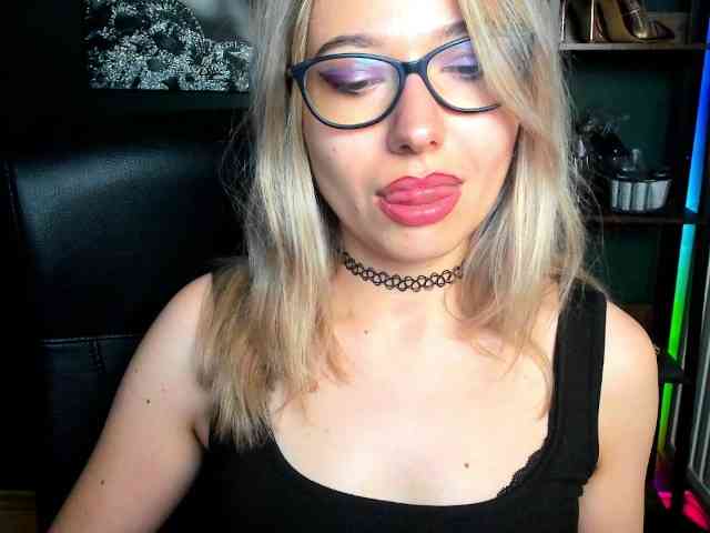 xxHeidiLove webcam