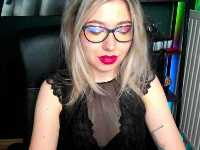 xxHeidiLove webcam