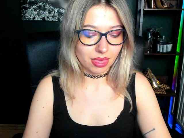 xxHeidiLove webcam
