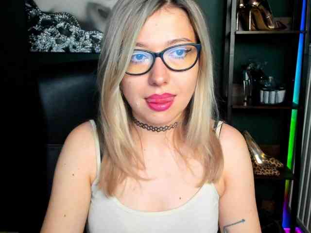 xxHeidiLove webcam