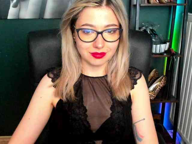 xxHeidiLove webcam