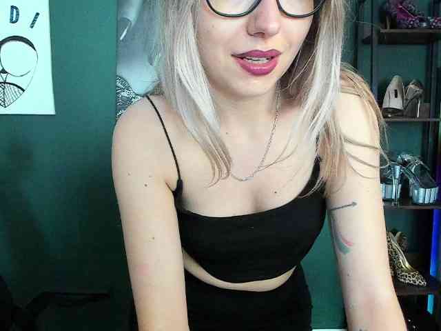 xxHeidiLove webcam