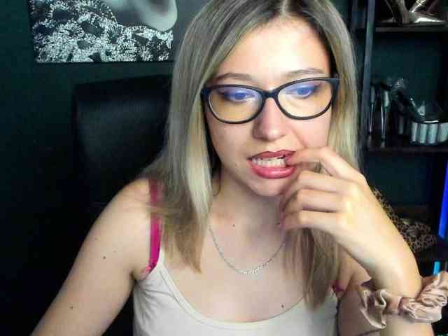 xxHeidiLove webcam