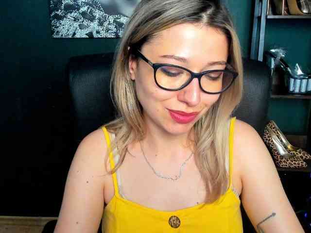 xxHeidiLove webcam