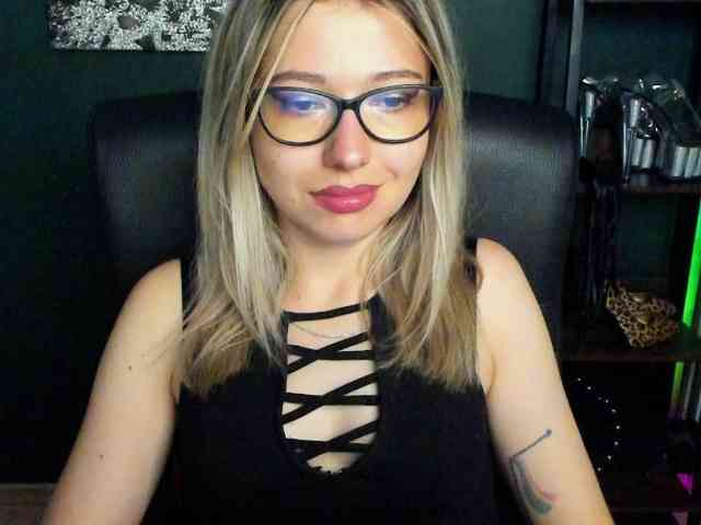 xxHeidiLove webcam