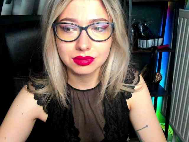 xxHeidiLove webcam