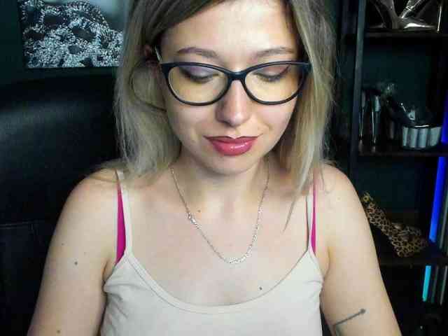 xxHeidiLove webcam