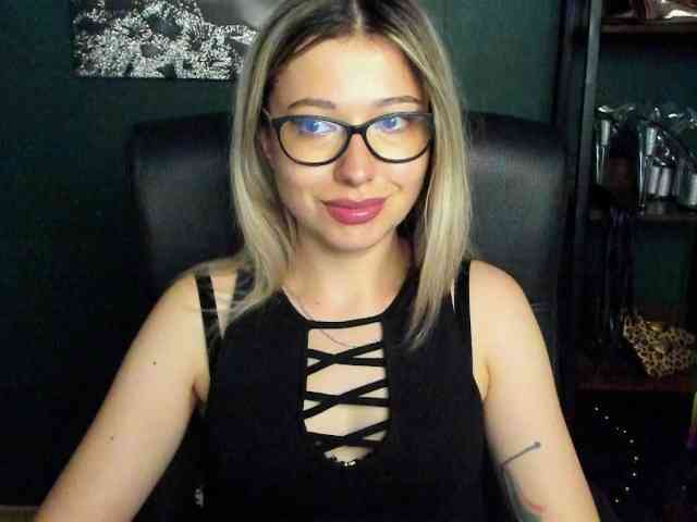 xxHeidiLove webcam