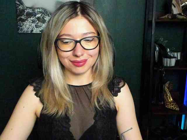 xxHeidiLove webcam