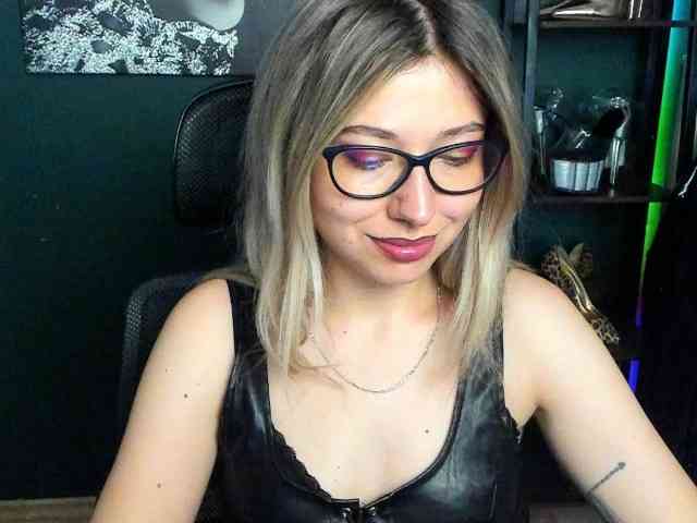 xxHeidiLove webcam