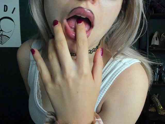 xxHeidiLove webcam