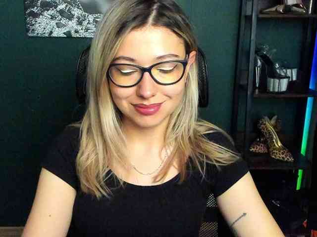 xxHeidiLove webcam