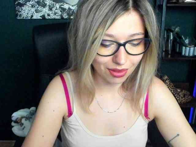 xxHeidiLove webcam
