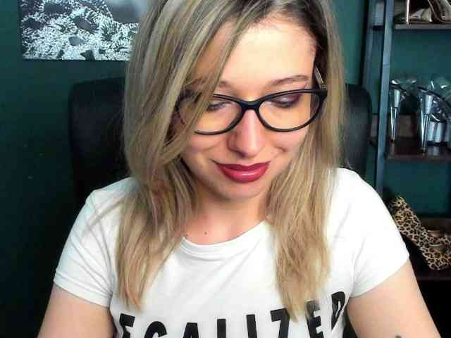 xxHeidiLove webcam
