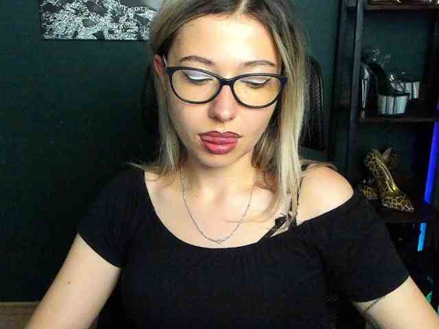 xxHeidiLove webcam
