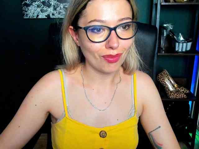 xxHeidiLove webcam
