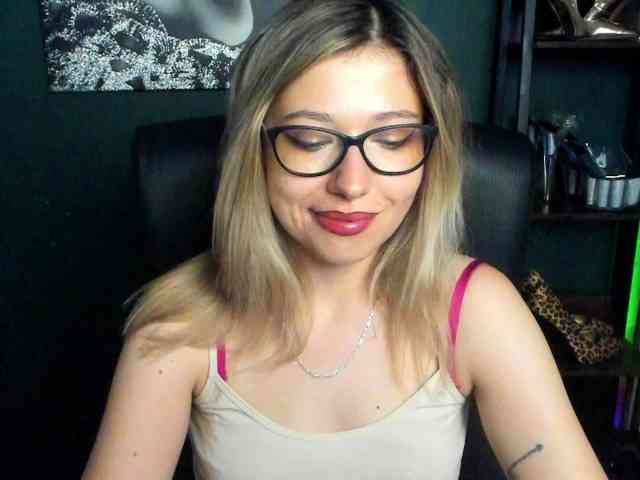 xxHeidiLove webcam