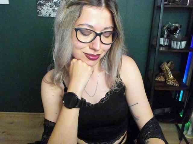 xxHeidiLove webcam