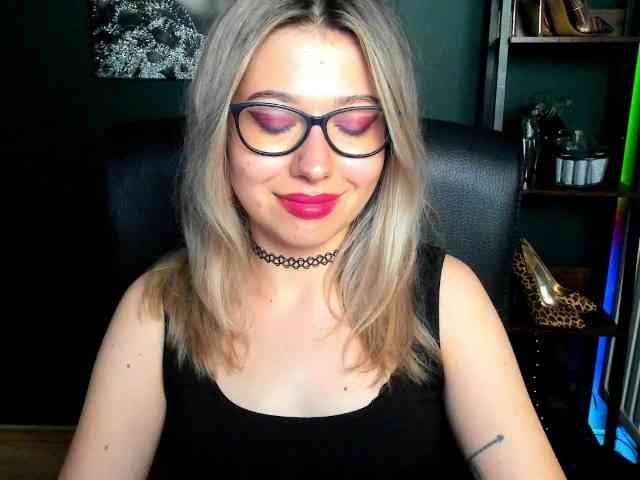 xxHeidiLove webcam