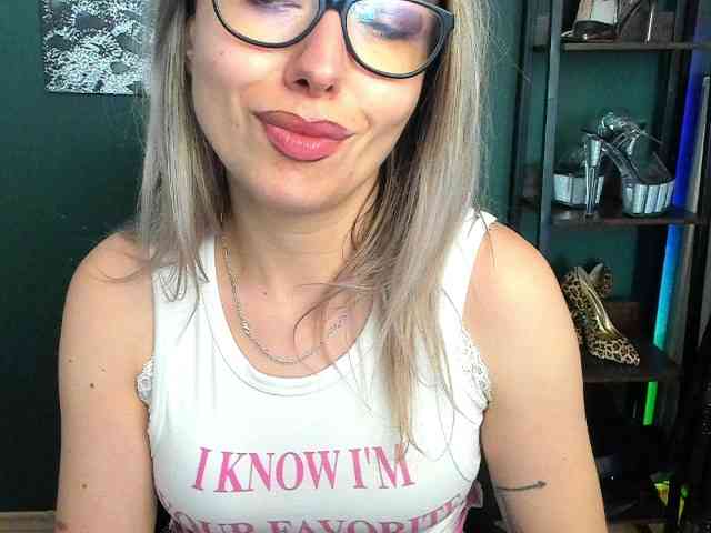 xxHeidiLove webcam