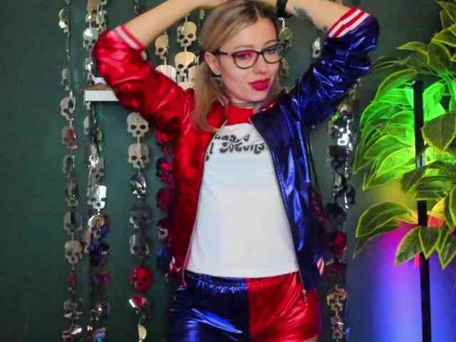 xxHeidiLove bongacams