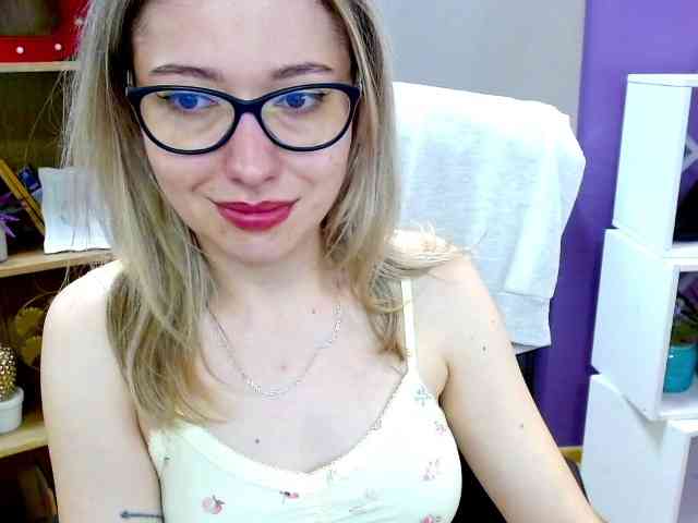 xxHeidiLove webcam