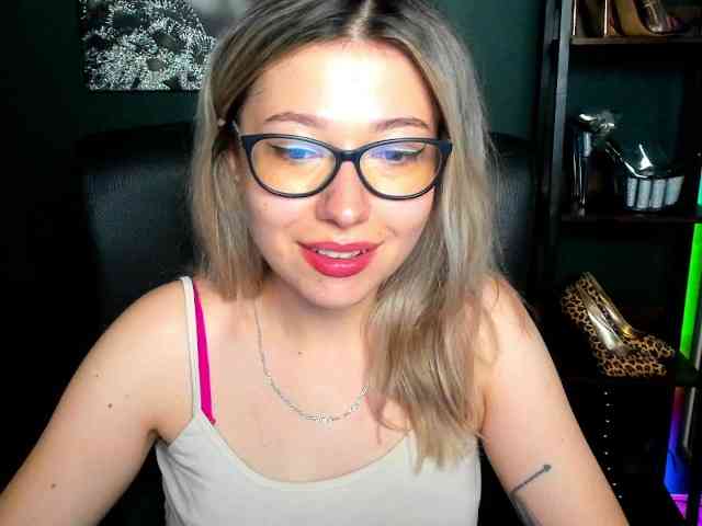 xxHeidiLove webcam