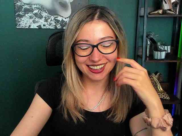 xxHeidiLove webcam