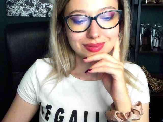 xxHeidiLove webcam